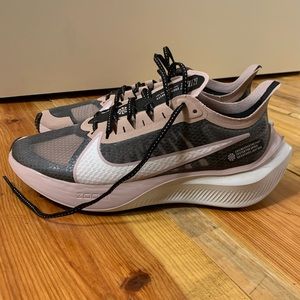 NIKE ZOOM GRAVITY RUNNING SHOES